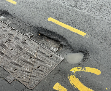 Annie's photograph of pothole on Govan Road 